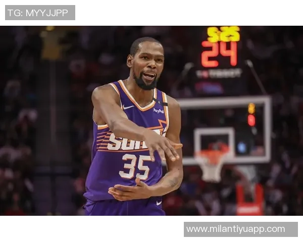 杜兰特场边轻松愉快与火箭助教艾维畅谈免战牌背后心态揭秘